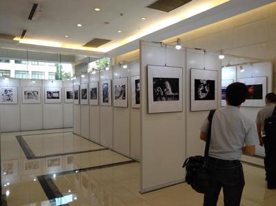 上海書畫展覽展示活動布置 掛畫白色展示板架子出租安裝與數字化服務應用